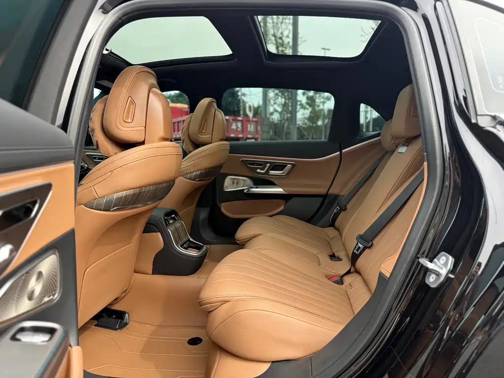 Mercedes-Benz E-Class 2025 — фото 11