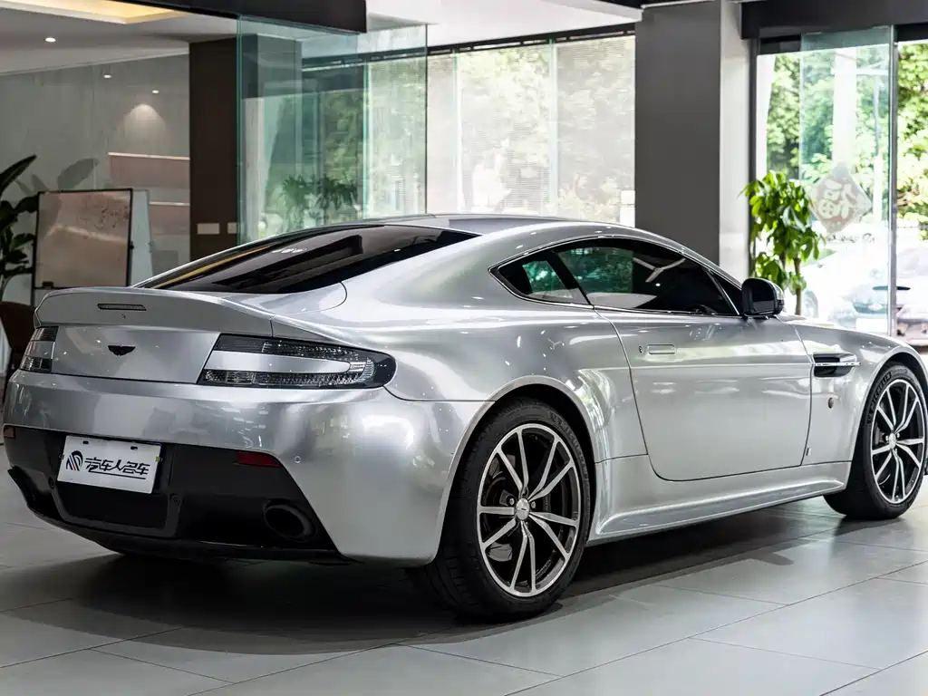 Aston Martin V8 Vantage 2016 — фото 18