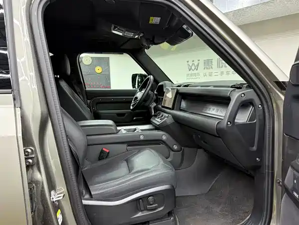 Land Rover Defender 2025