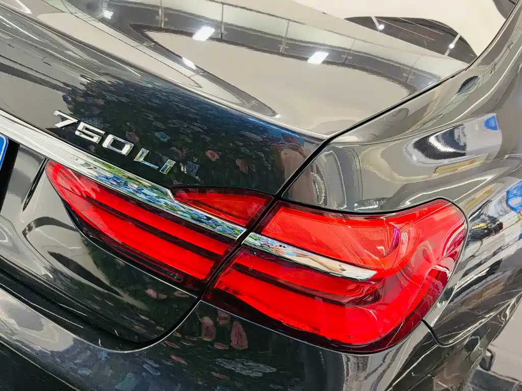 BMW 7 Series 2017 — фото 26