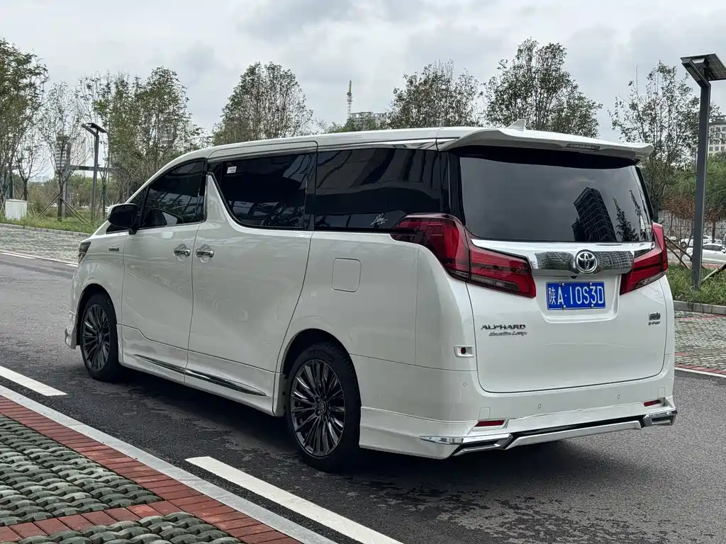 Toyota Alphard 2023 — фото 14