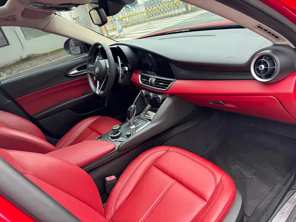 Alfa Romeo Giulia 2017 — фото 15