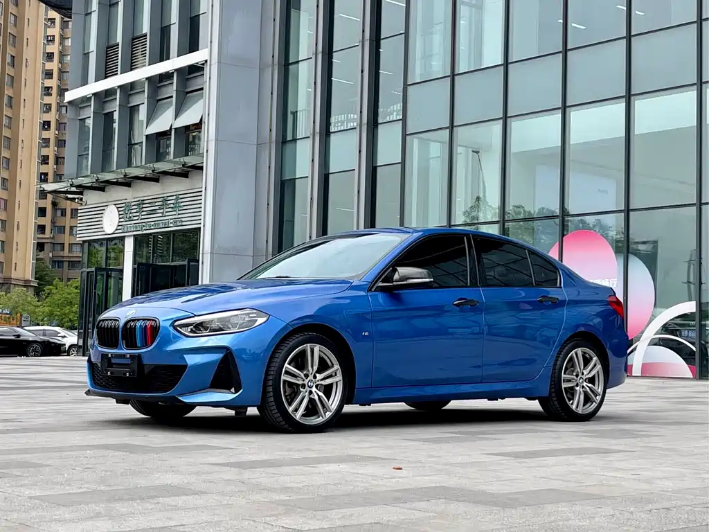 BMW 1 Series 2019 — фото 1