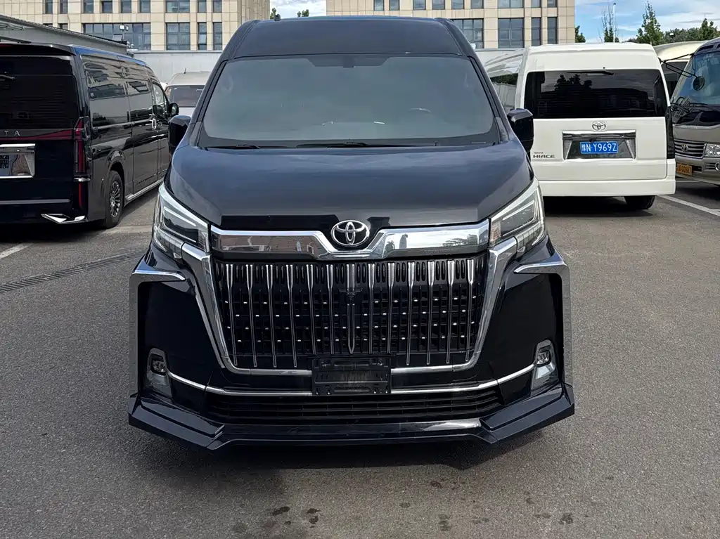 Toyota Hiace 2023 — фото 2