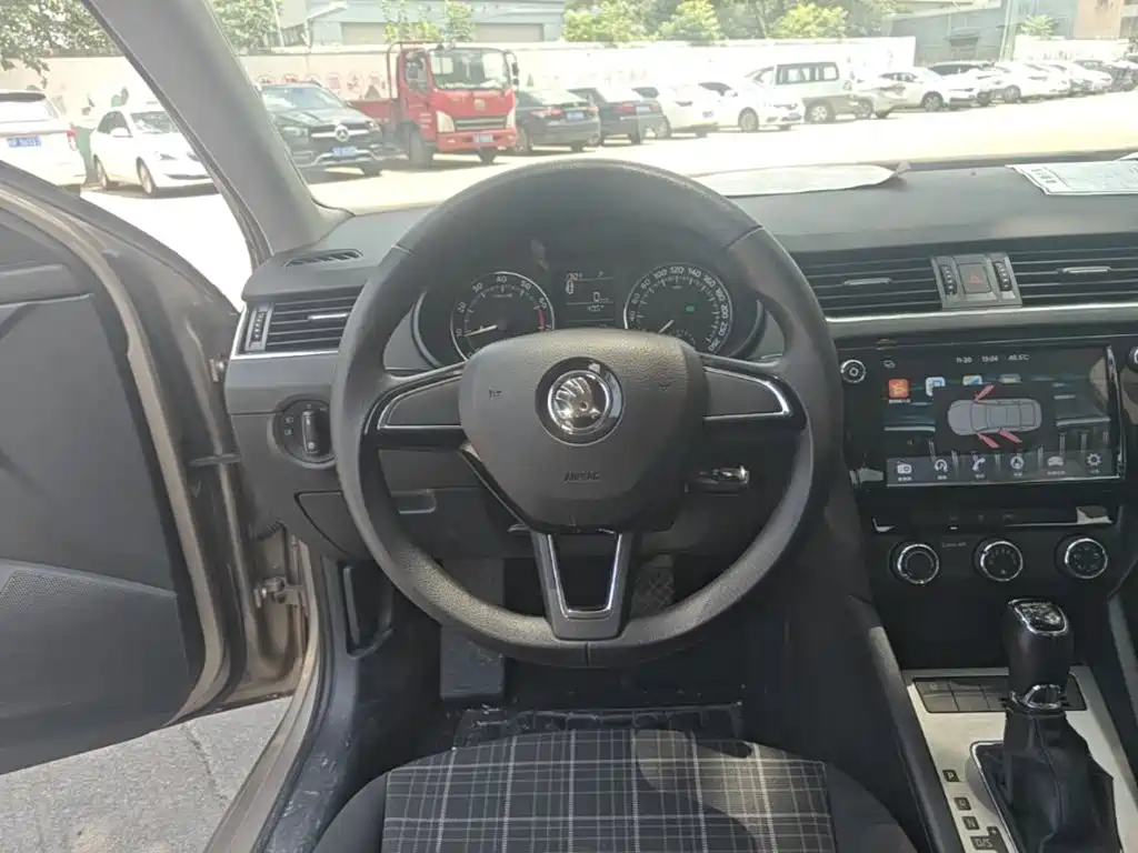 Skoda Octavia 2018 — фото 11