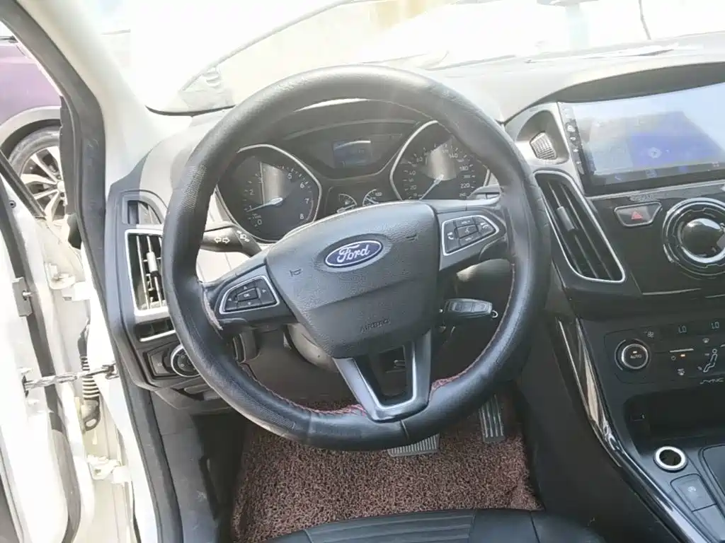 Ford Focus 2015 — фото 11