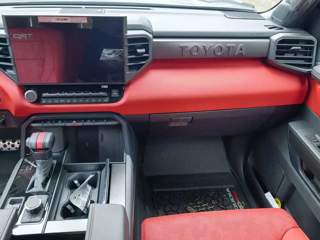 Toyota Sequoia — фото 13