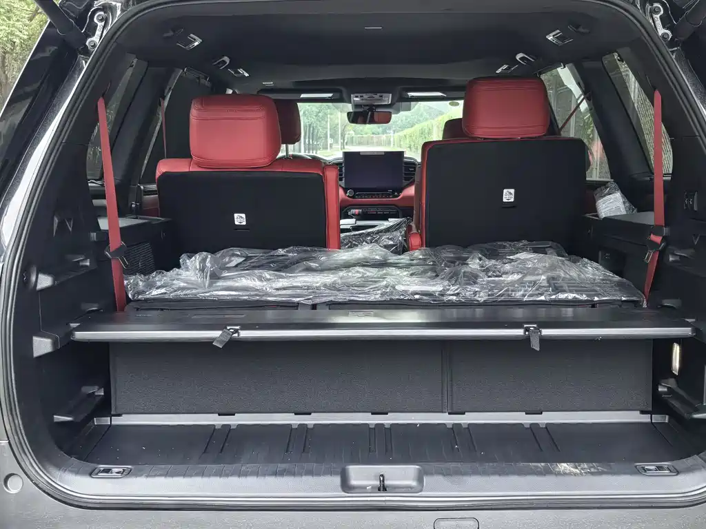 Toyota Sequoia — фото 32