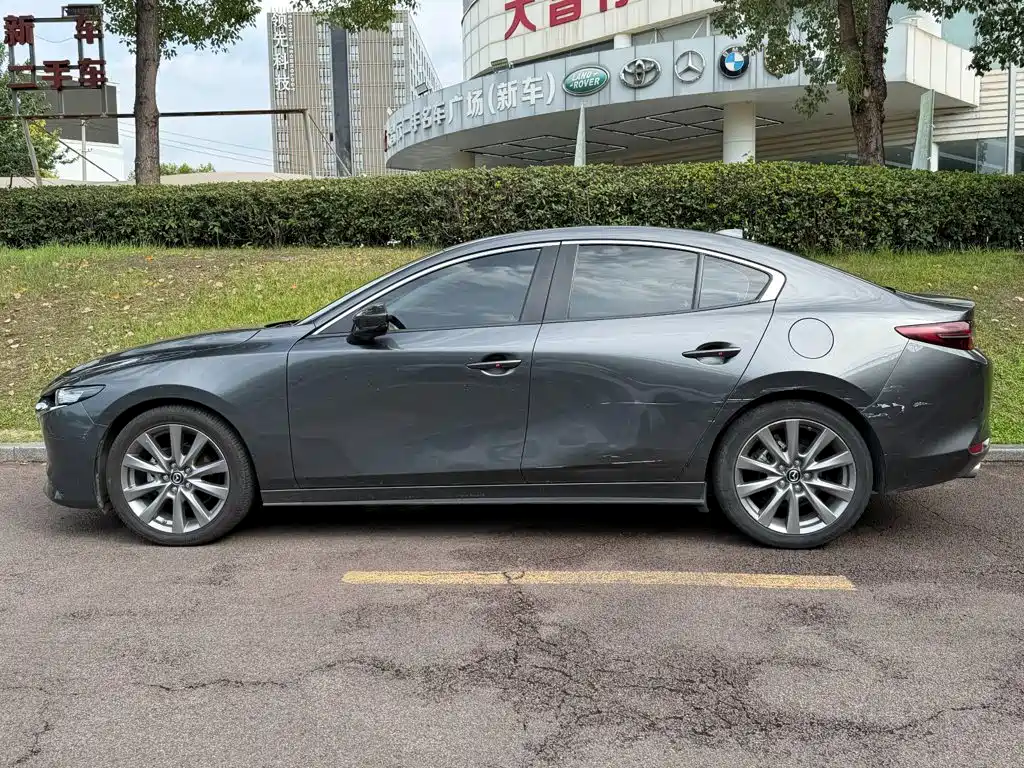 Mazda 3 Axela 2022