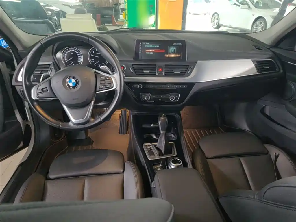 BMW 1 Series 2018 — фото 10