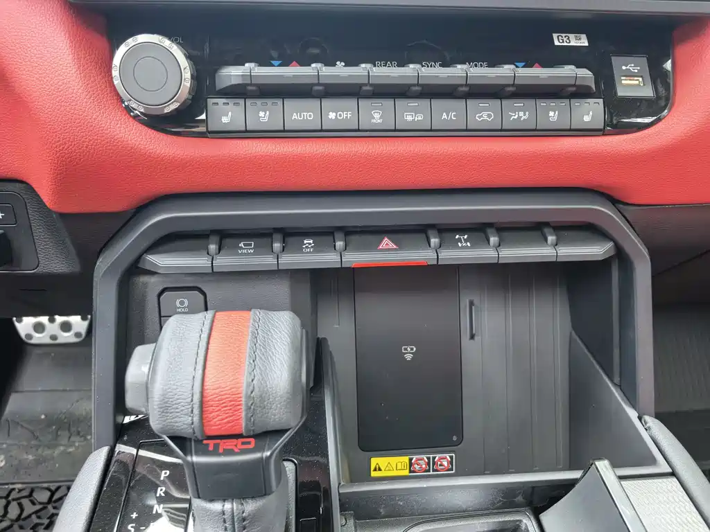 Toyota Sequoia — фото 21