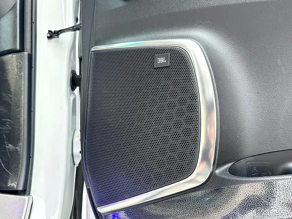 Toyota Alphard 2020 — фото 18
