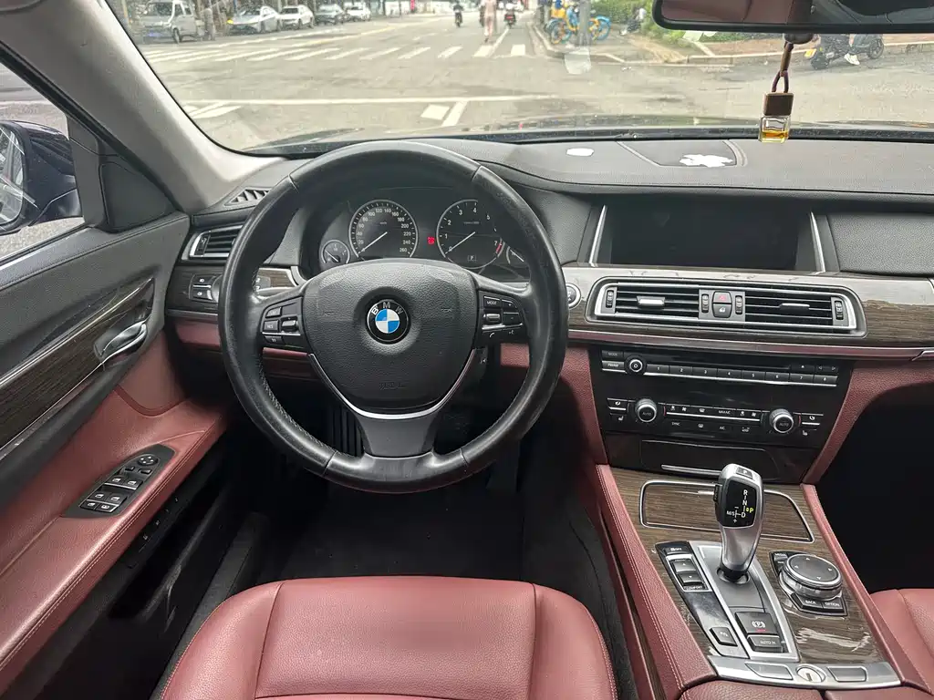 BMW 7 Series 2015 — фото 24