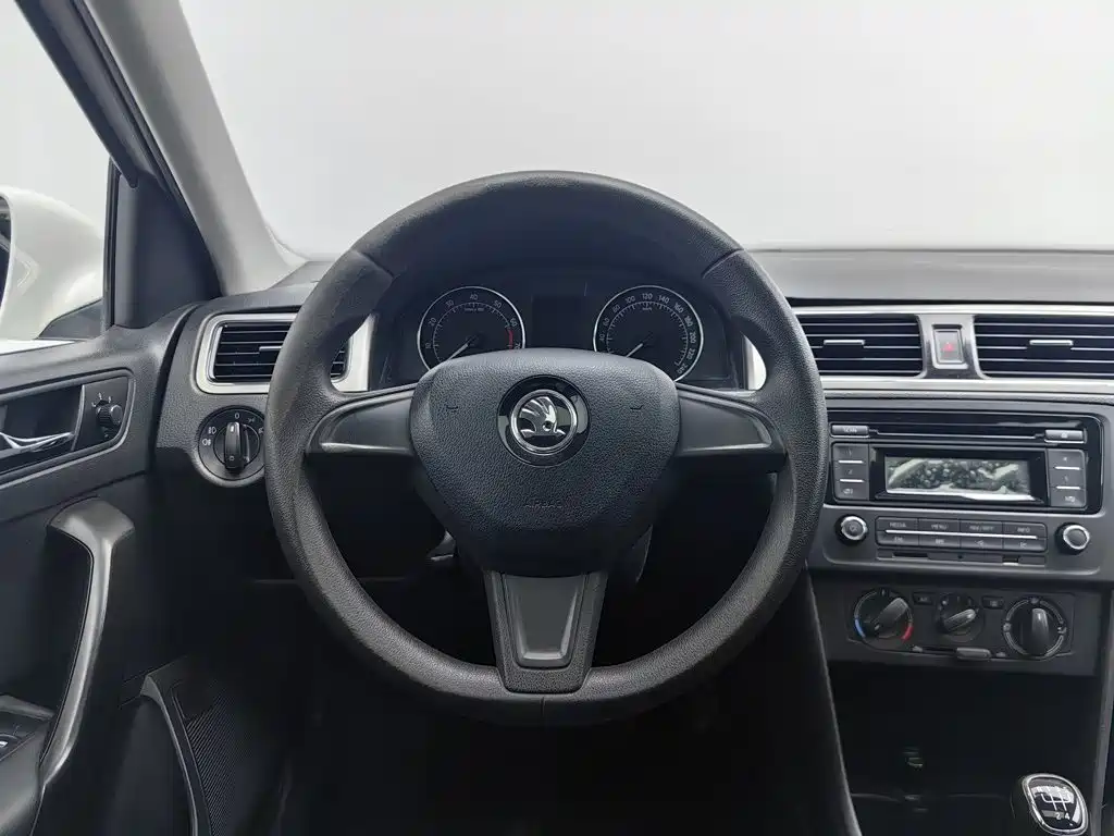 Skoda Rapid Spaceback 2015 — фото 11