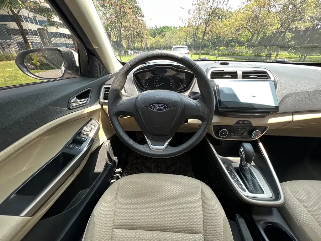 Ford Escort 2018 — фото 13