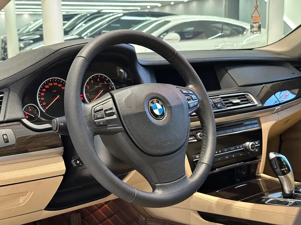 BMW 7 Series 2011 — фото 9