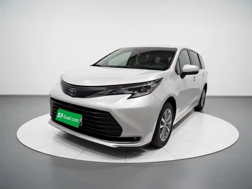 Toyota Sienna 2023 — фото 1