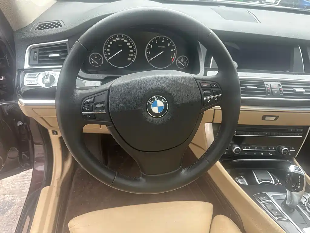 BMW 5 Series GT 2011 — фото 16