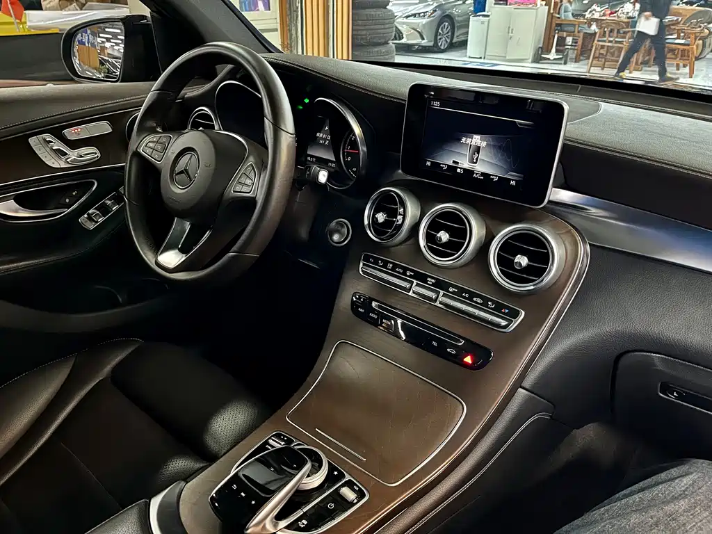 Mercedes-Benz GLC 2017 — фото 16