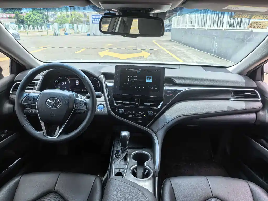 Toyota Camry 2021 — фото 10
