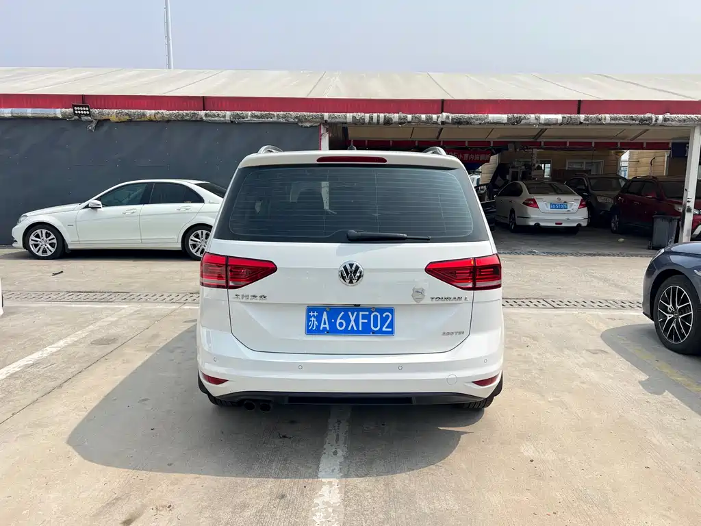 Volkswagen Touran 2017 — фото 21