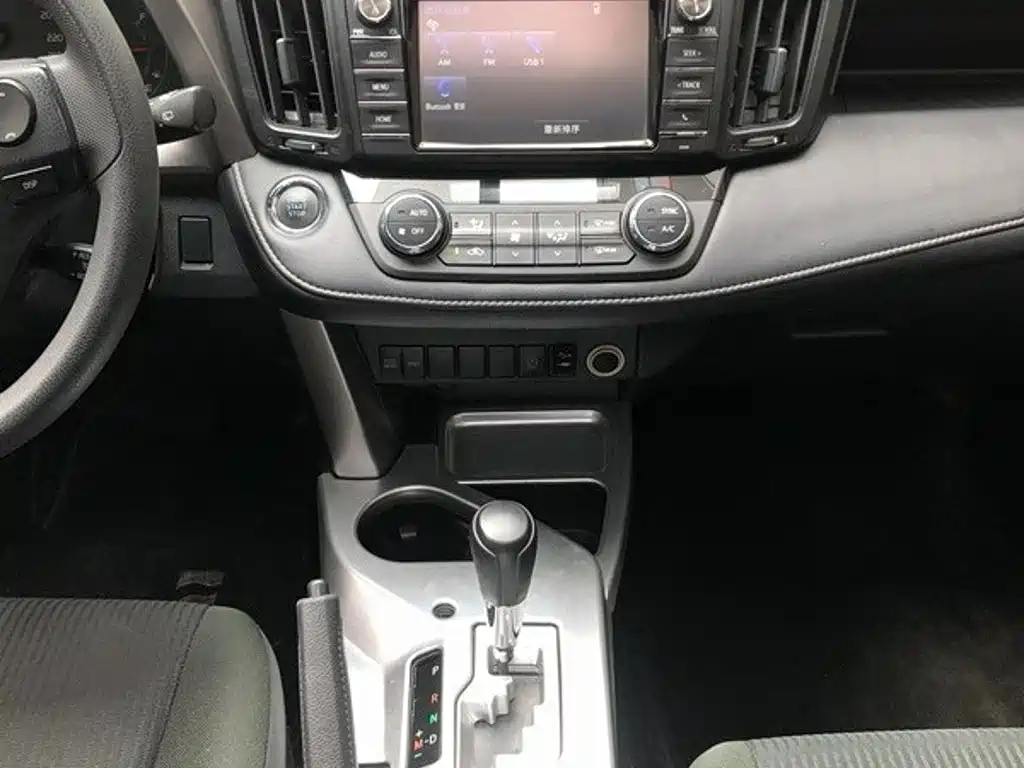 Toyota RAV4 2019 — фото 11
