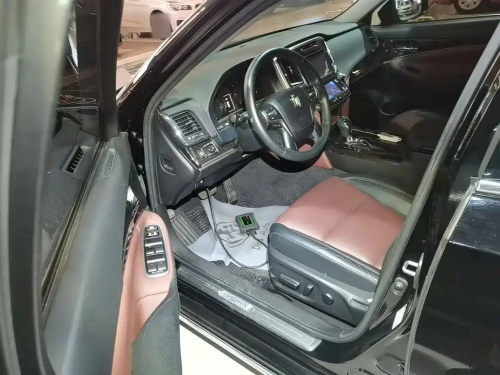 Toyota Crown 2020 — фото 16