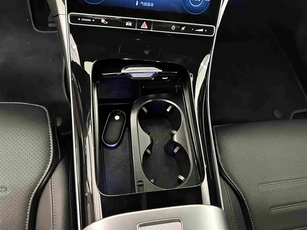Mercedes-Benz C-Class 2024 — фото 10