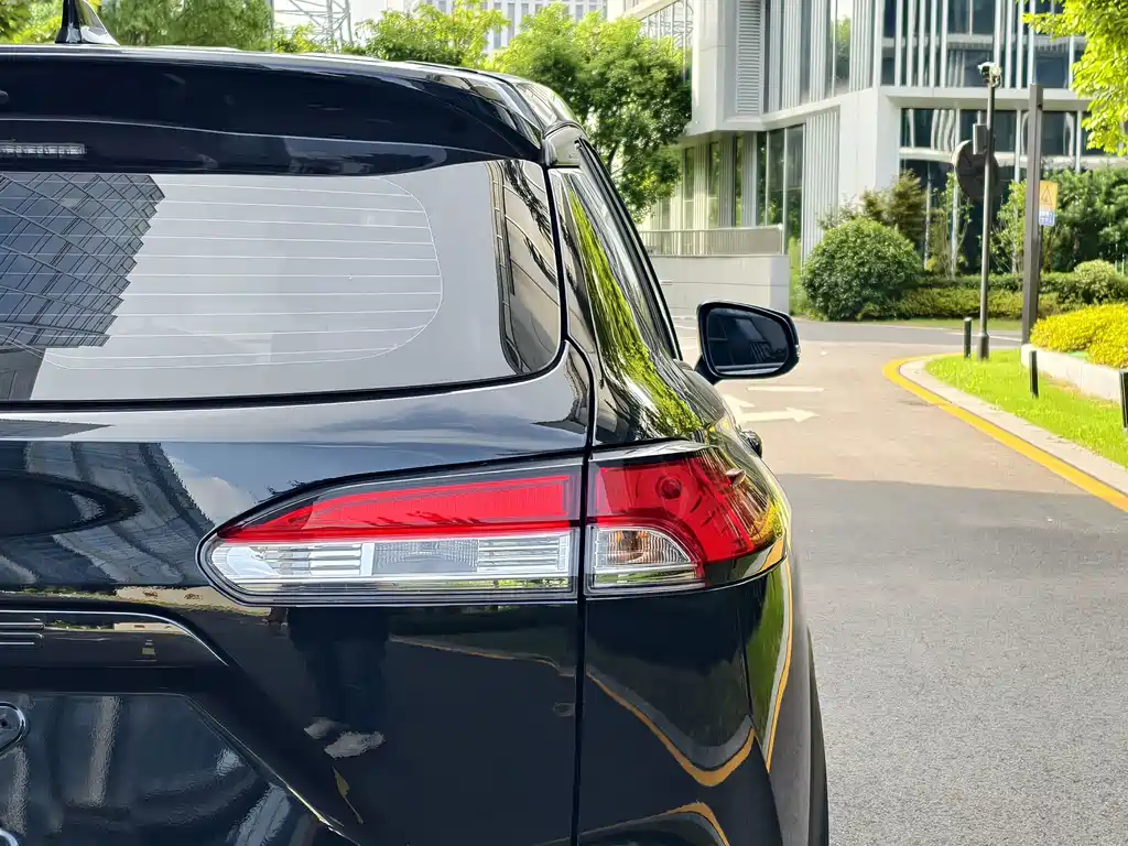 Toyota Corolla Cross 2023 — фото 13