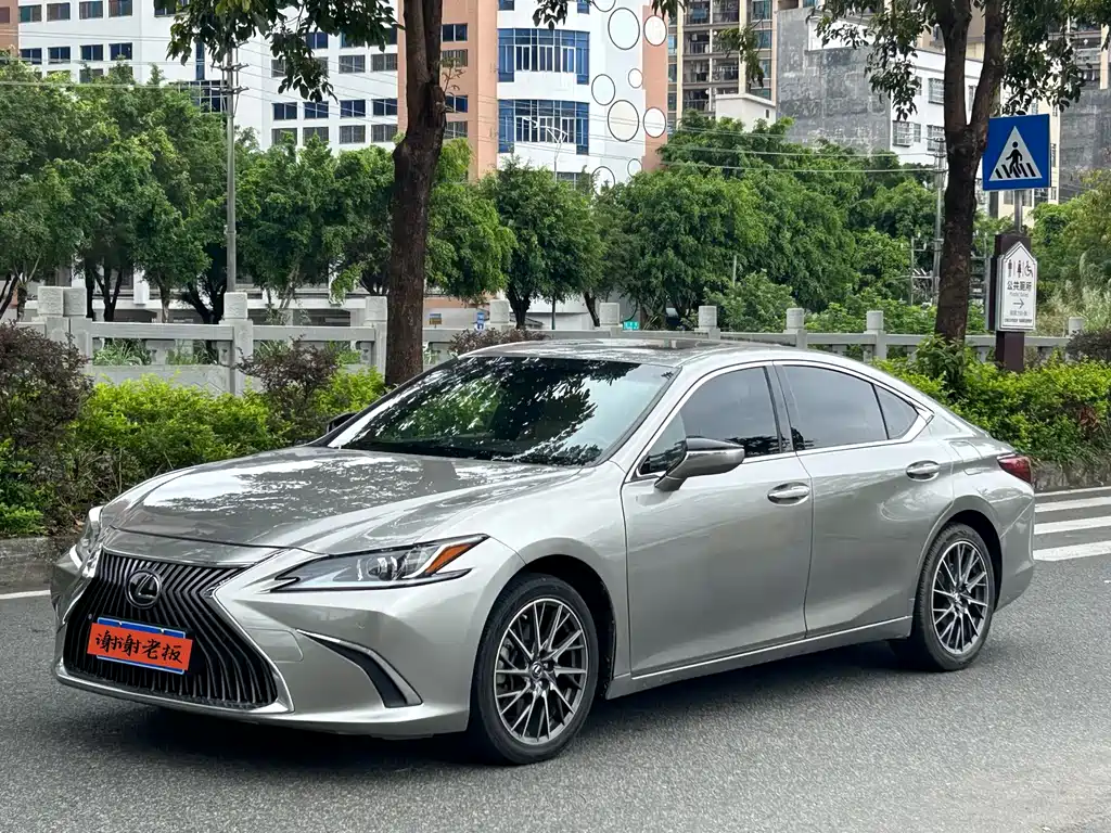 Lexus ES 2020 — фото 1