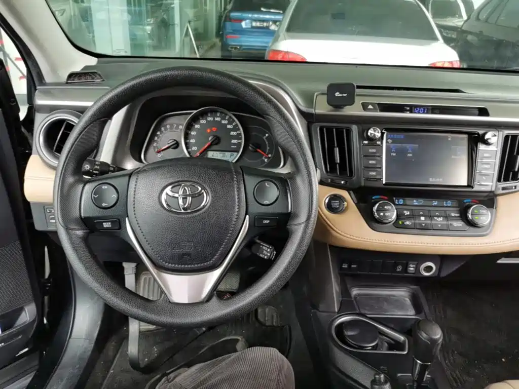 Toyota RAV4 2017 — фото 10