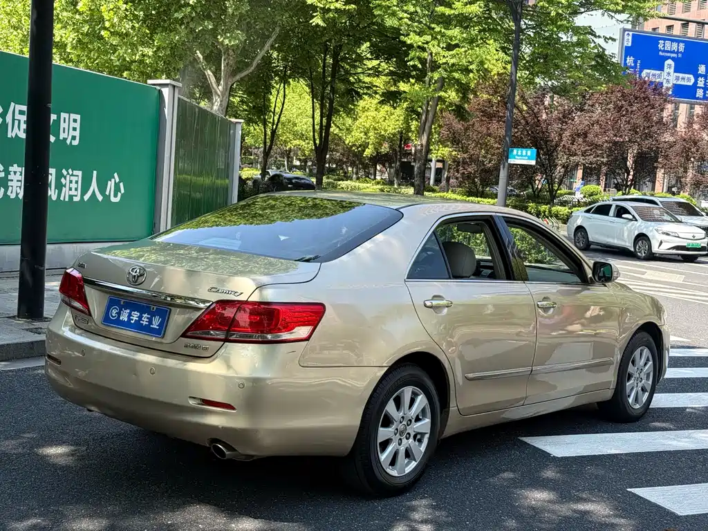 Toyota Camry 2010 — фото 16