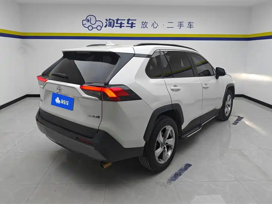 Toyota RAV4 2020 — фото 3