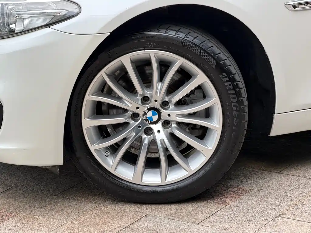 BMW 5 Series 2016 — фото 19
