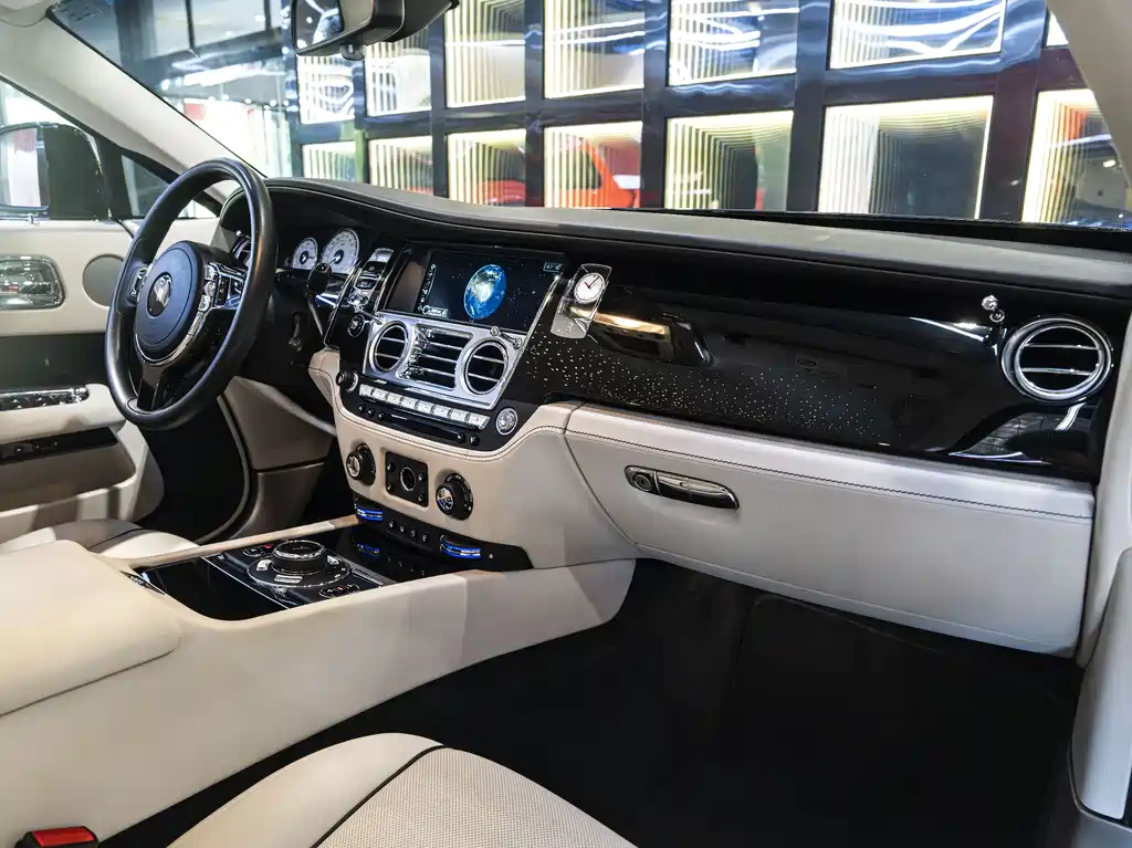 Rolls-Royce Wraith 2018 — фото 16