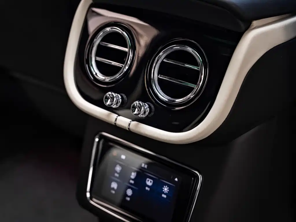 Bentley Bentayga 2023 — фото 14