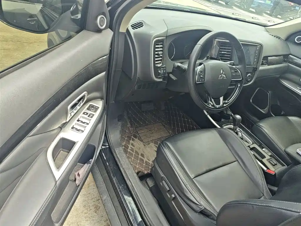Mitsubishi Outlander 2020 — фото 16