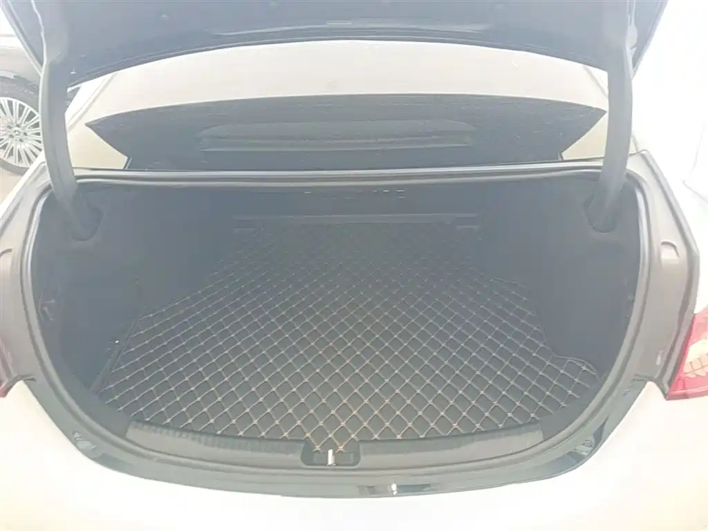 Mercedes-Benz C-Class 2024 — фото 19