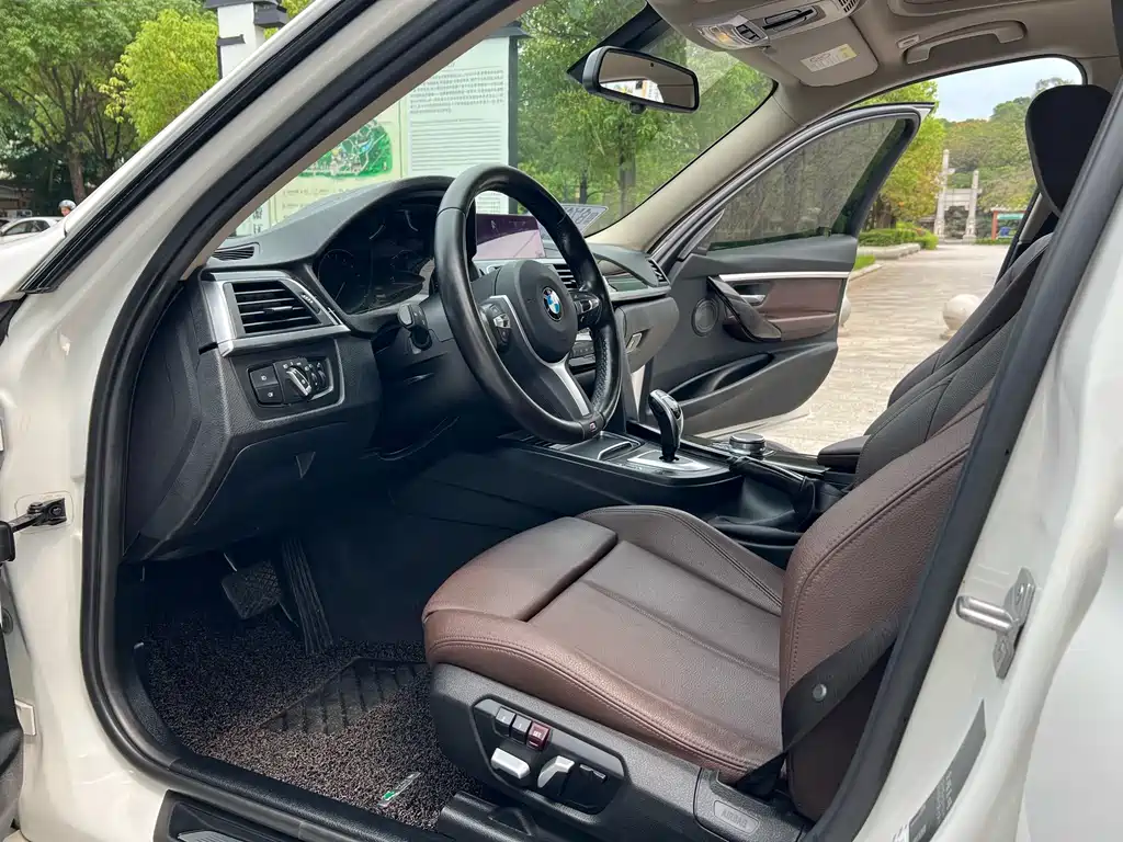 BMW 3 Series 2018 — фото 10