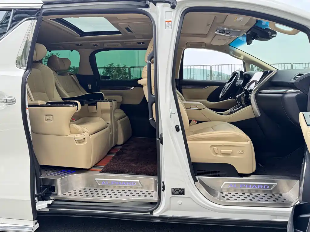 Toyota Alphard 2022 — фото 17