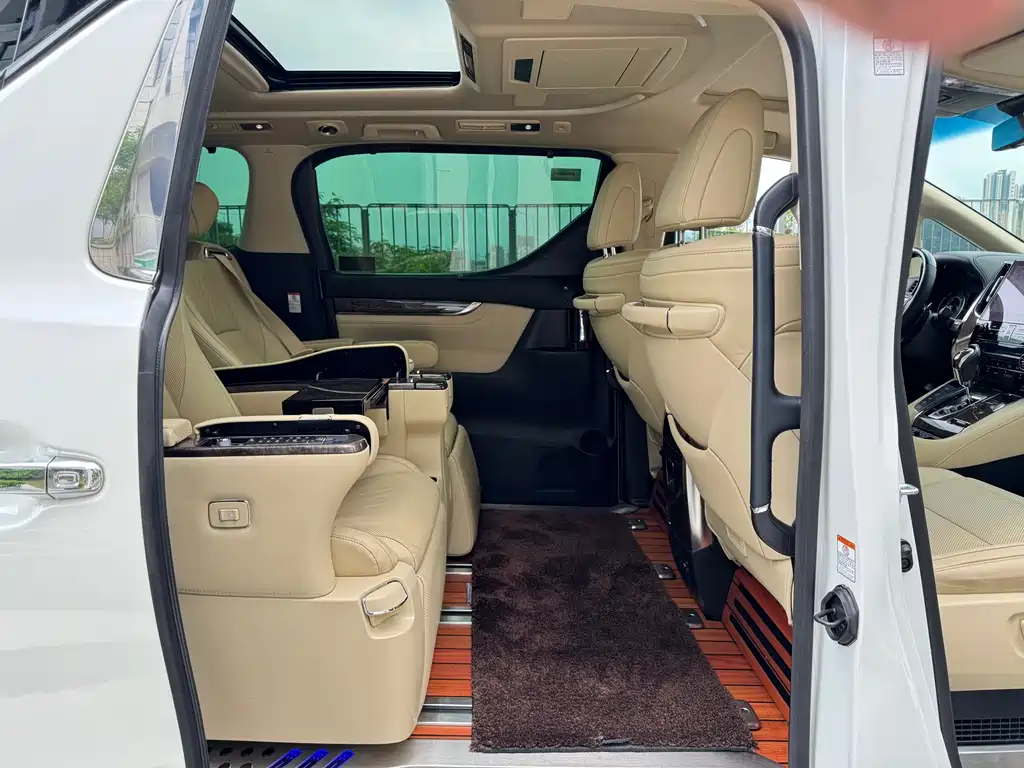 Toyota Alphard 2022 — фото 19