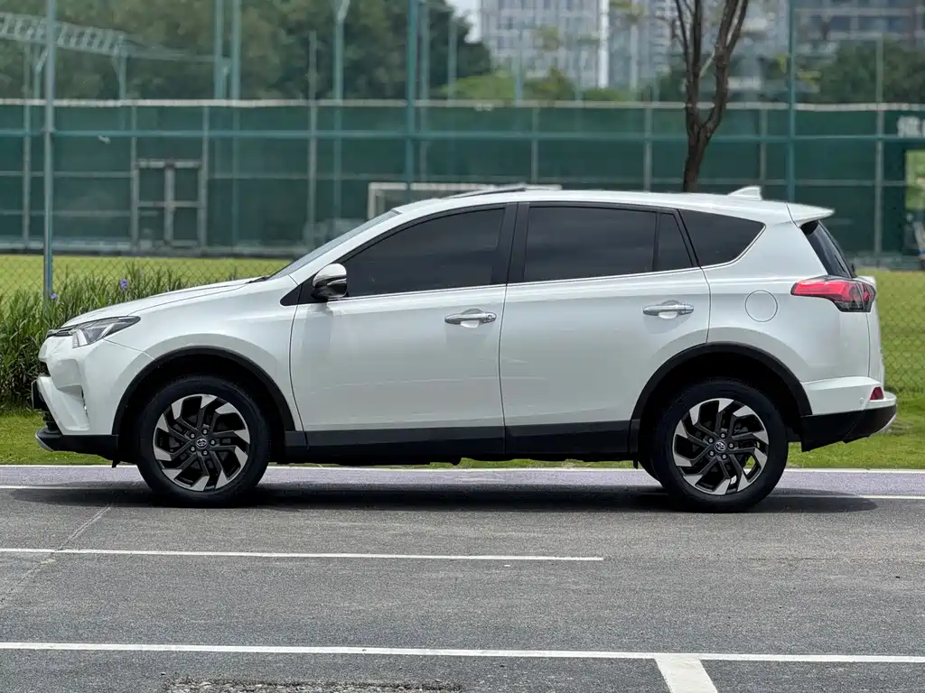 Toyota RAV4 2017 — фото 3