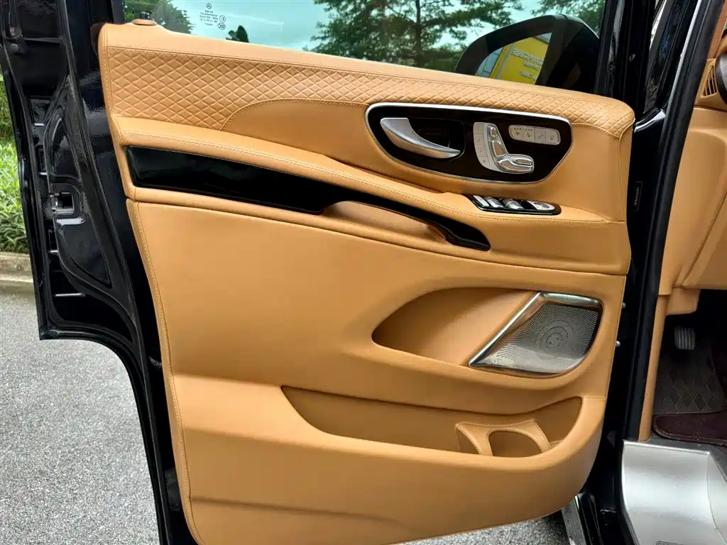 Mercedes-Benz V-Class 2023 — фото 27