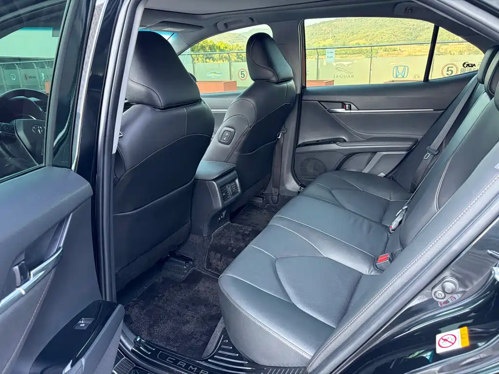 Toyota Camry 2019 — фото 12