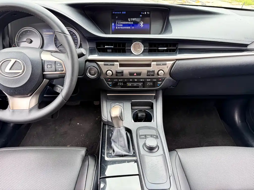 Lexus ES 2015 — фото 11