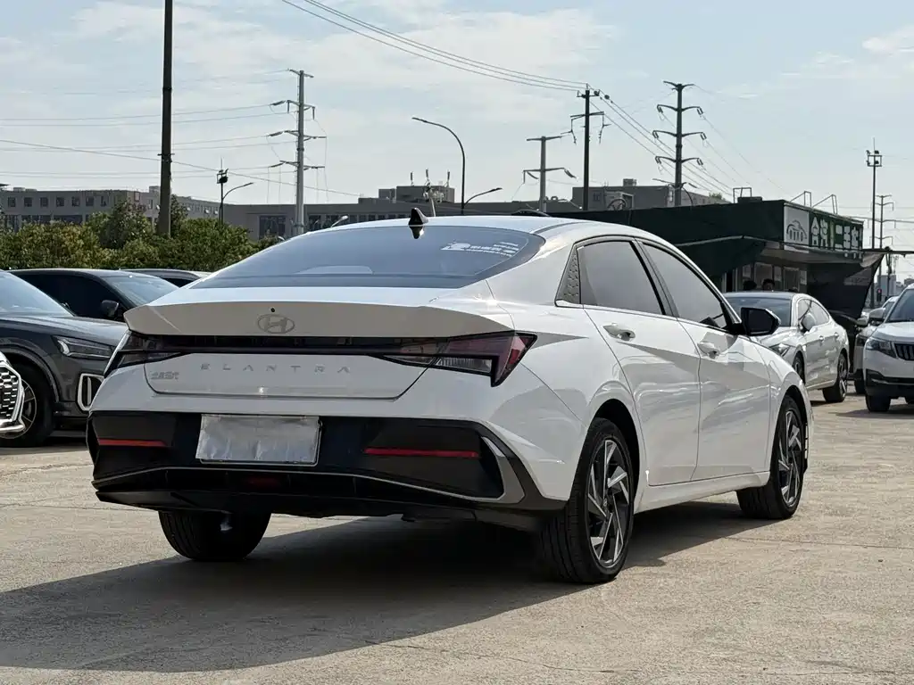 Hyundai Elantra 2023 — фото 9