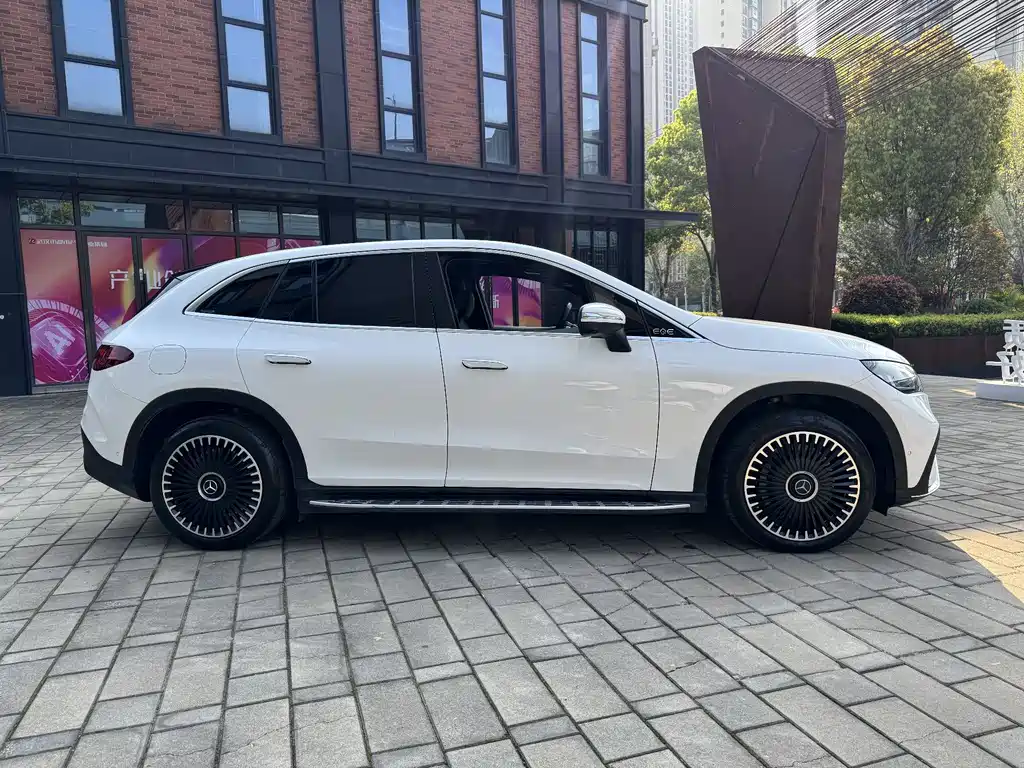 Mercedes-Benz EQE SUV 2023 — фото 12