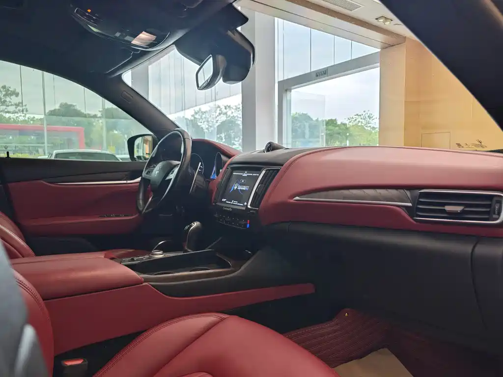 Maserati Levante 2018 — фото 36