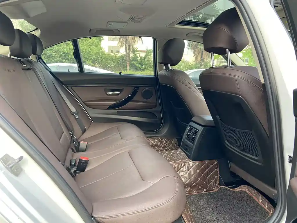 BMW 3 Series 2018 — фото 14