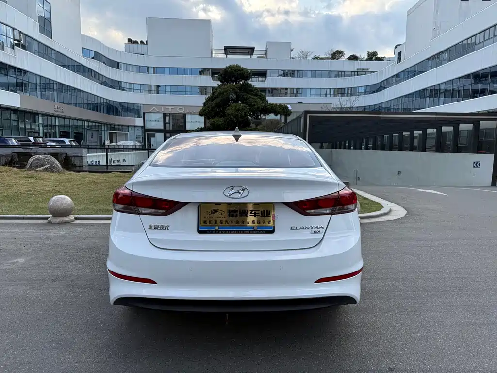 Hyundai Elantra 2018 — фото 9